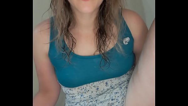 Caliente rubia tocándose y jugando con su coño y usa grande consolador para luego correrse